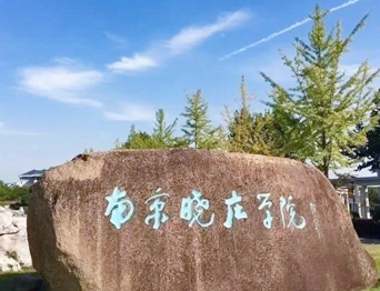 通用舞臺(tái)承建：南京曉莊學(xué)院報(bào)告廳舞臺(tái)項(xiàng)目（舞臺(tái)音響<div   id=