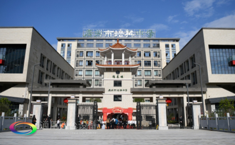 通用舞臺(tái)吊桿高標(biāo)準(zhǔn)承接廣州市培英中學(xué)報(bào)告廳項(xiàng)目，大屏幕顯示系統(tǒng)<div   id=