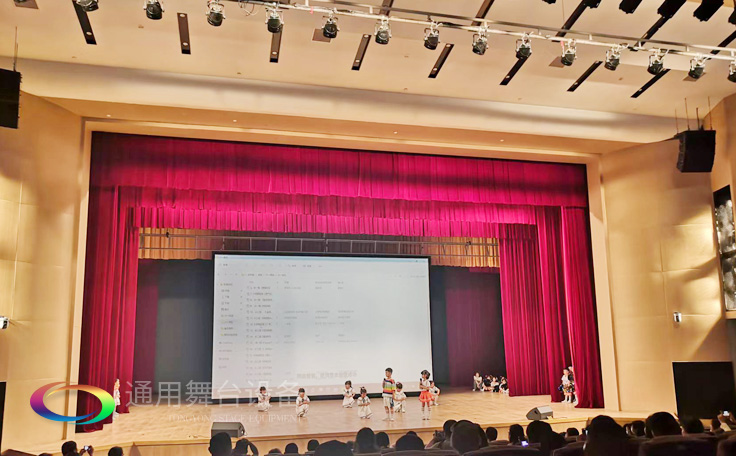 南京某戲劇院對(duì)開(kāi)阻燃幕布<div   id=