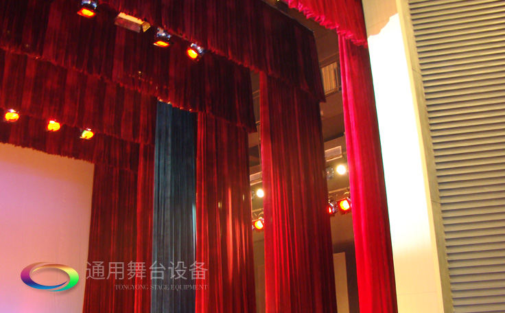 通用舞臺(tái)專(zhuān)業(yè)性<div   id=