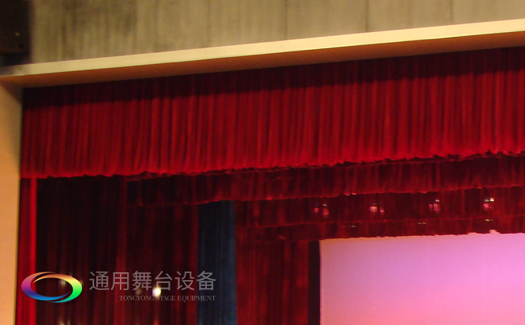 舞臺(tái)劇場(chǎng)布置一套完整的舞臺(tái)阻燃幕布需要幾層<div   id=