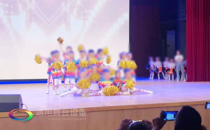 通用舞臺客戶案例展示——某劇場實景演出效果<div   id=