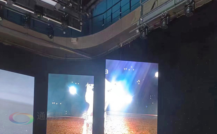 通用舞臺(tái)阻燃幕布為曲靖電視臺(tái)演播廳提供從系統(tǒng)設(shè)計(jì)、設(shè)備成套<div   id=
