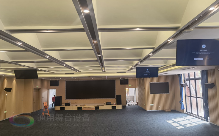 科技賦能，匠心筑造 通用舞臺(tái)承建南京某學(xué)院報(bào)告廳即將圓滿交付<div   id=