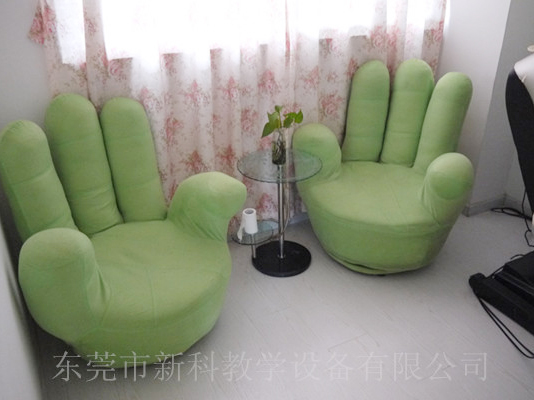 學校<a href='http://www.387675.com' target='1' style='font-size:14px; font-weight:bold; color:#0080ff;'>心理咨詢室</a>布置