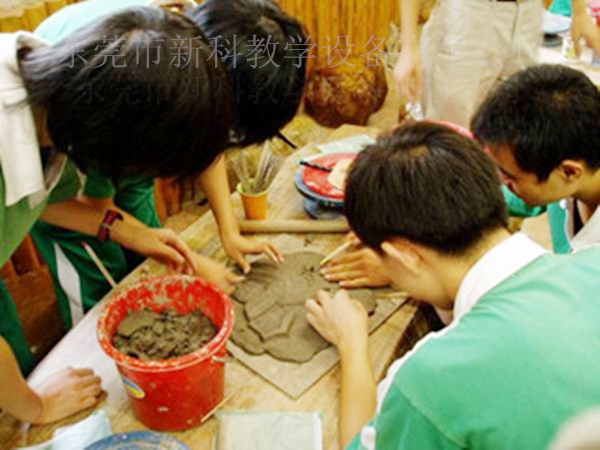 <a href='http://www.387675.com/chanpin/55-1.html' target='1' style='font-size:18px; font-weight:bold; color:#000000;'>陶藝功能室</a>2
